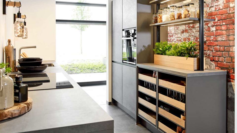 Moderne rechte keuken met houten lades en matte fronten