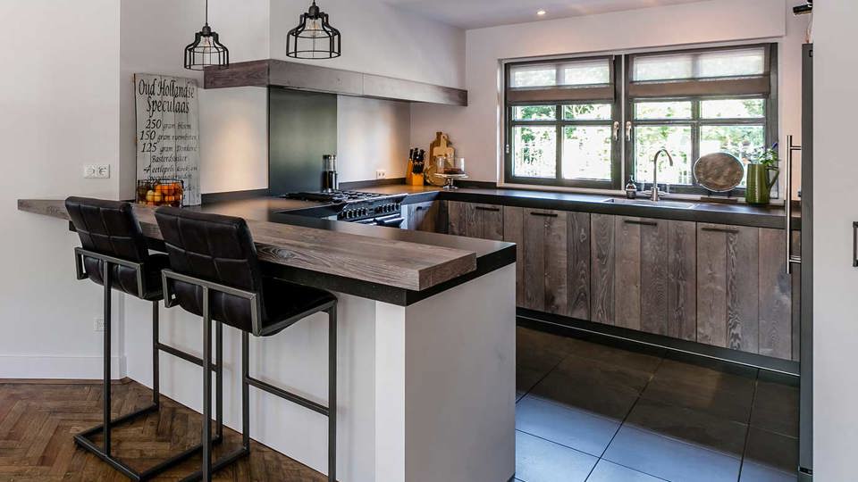 Houten u-keuken met bar