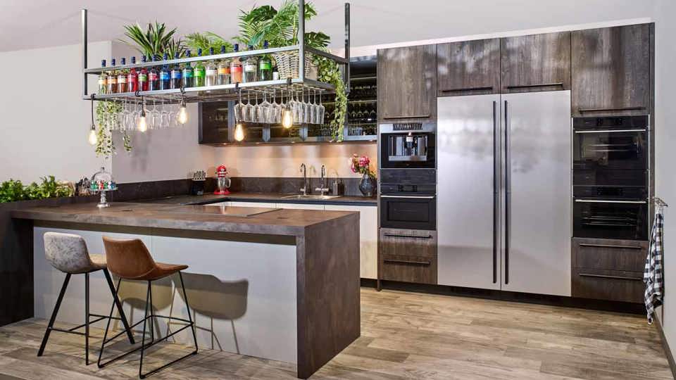 Luxe u keukens met bar en kastenwand