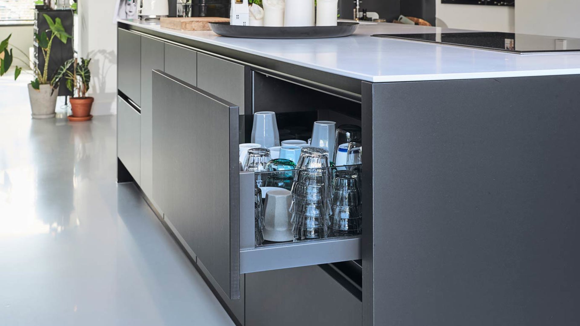 Zwarte greeplijst keuken