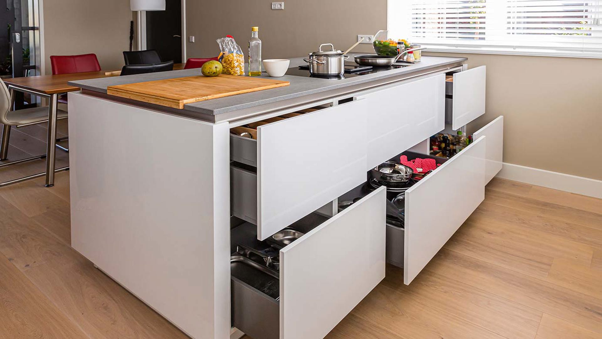 Greeplijst greeploos keuken eiland