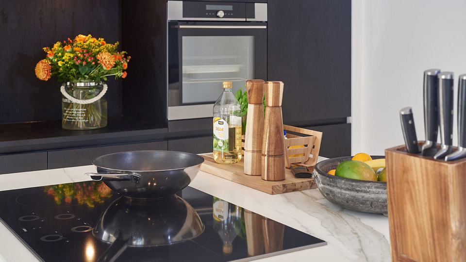 Eilandkeuken met kastenwand, inductiekookplaat