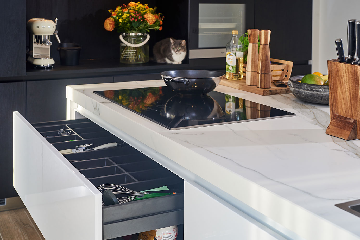 Eilandkeuken met kastenwand, lade onder kookplaat