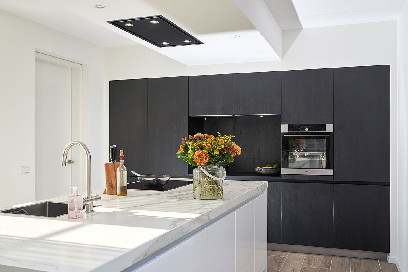 Eilandkeuken met kastenwand, aanrechtblad marmer