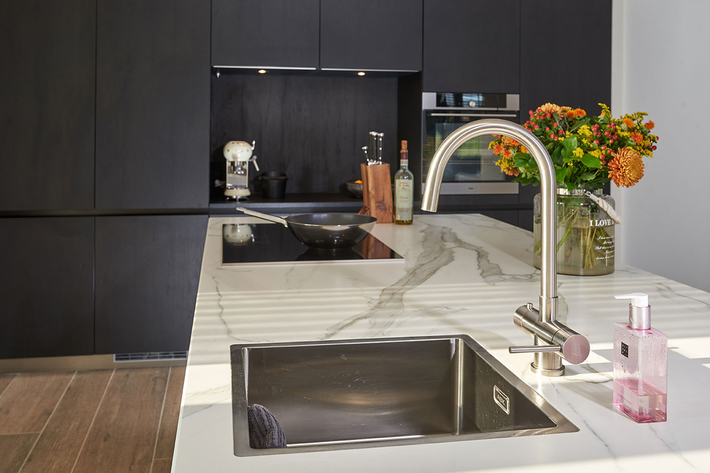 Eilandkeuken met kastenwand, spoelbak met kraan