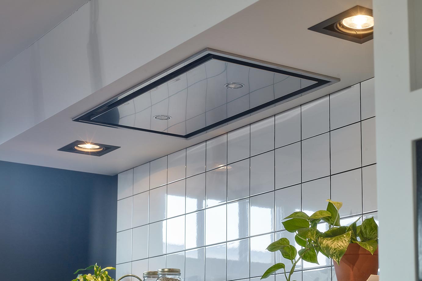 Zwarte eilandkeuken Naaldwijk, plafond afzuigunit