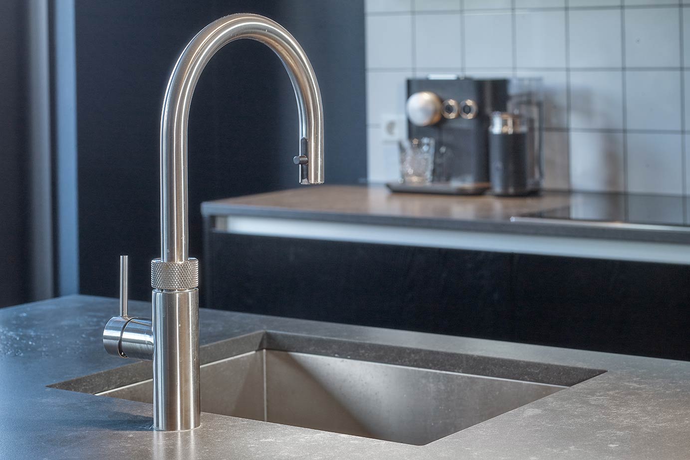 Zwarte eilandkeuken Naaldwijk, Quooker Flex en spoelbak