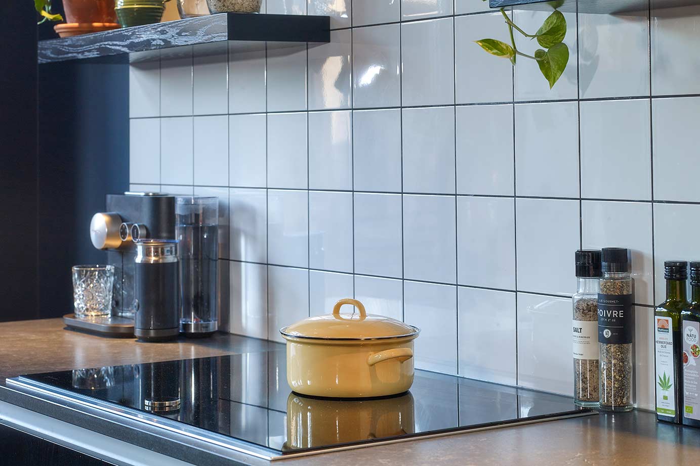 Zwarte eilandkeuken Naaldwijk, inductiekookplaat