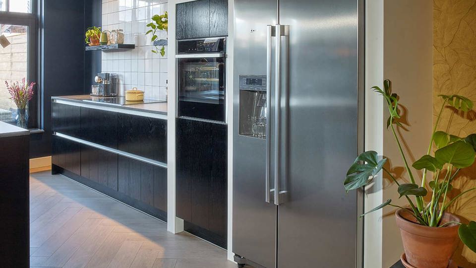 Zwarte eilandkeuken Naaldwijk, Amerikaanse koelkast, oven