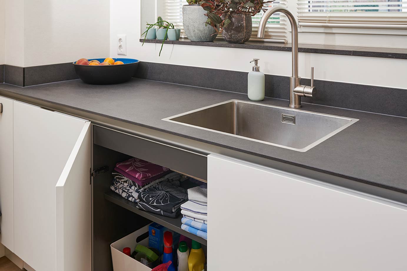 Moderne hoekkeuken Heerhugowaard, spoelkast