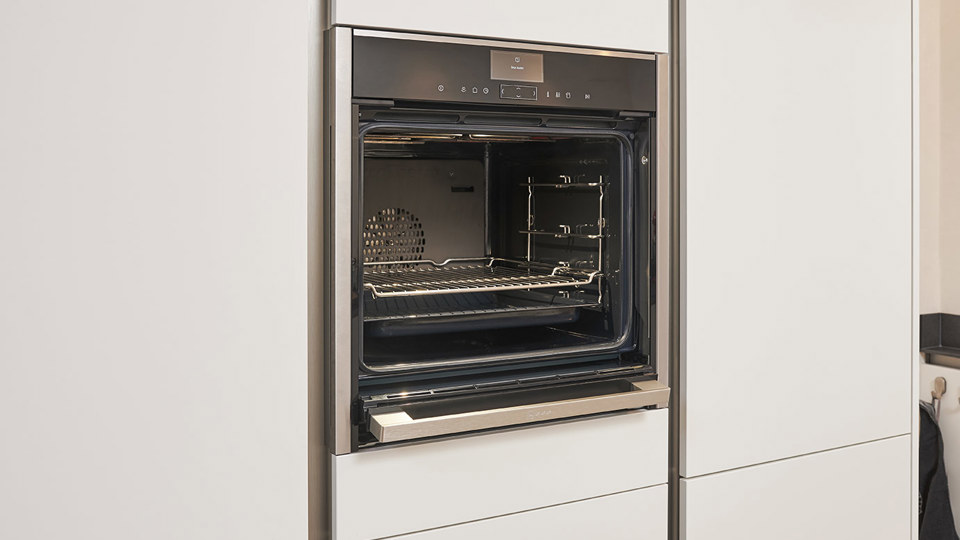 Moderne hoekkeuken Heerhugowaard, NEFF oven, slide and hide