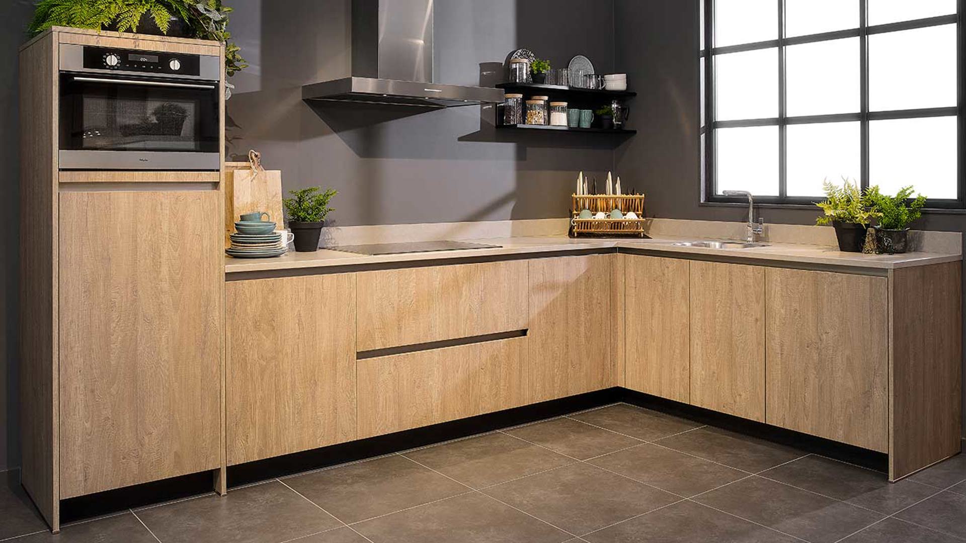 Greeploze houten hoekkeuken met houtlook fronten