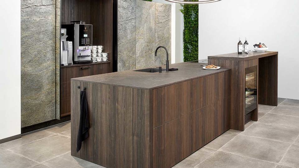 Design keuken met eiland voorzien van luxe apparatuur en Dekton aanrechtblad