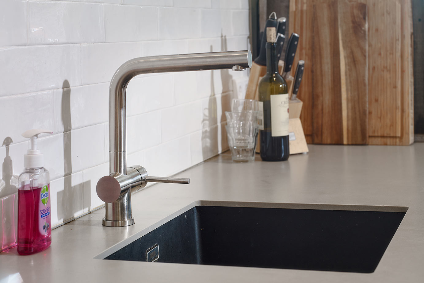 Houten moderne keuken Rotterdam, kraan en spoelbak