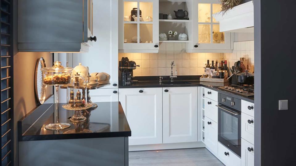 Klassieke kleine keuken in wit