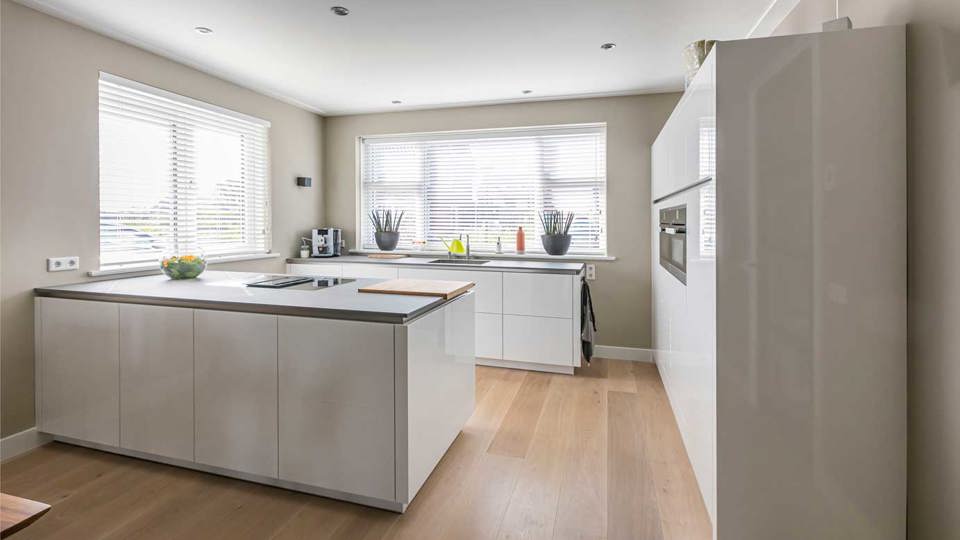 Moderne keuken met kookeiland en kastenwand