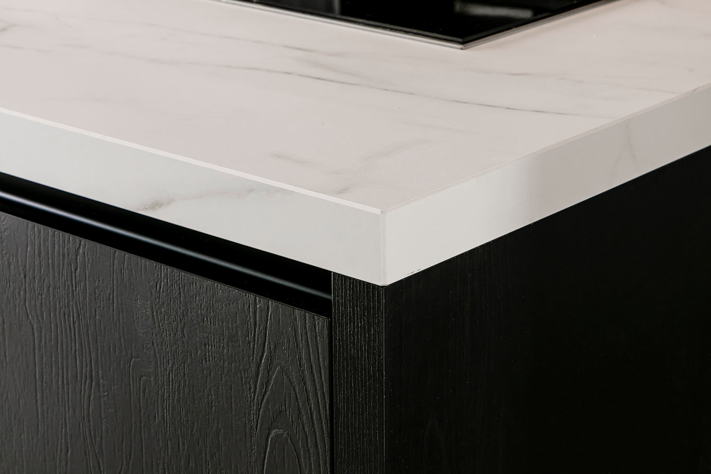 Zwart kookeiland Rijssen, werkblad en greeplijst