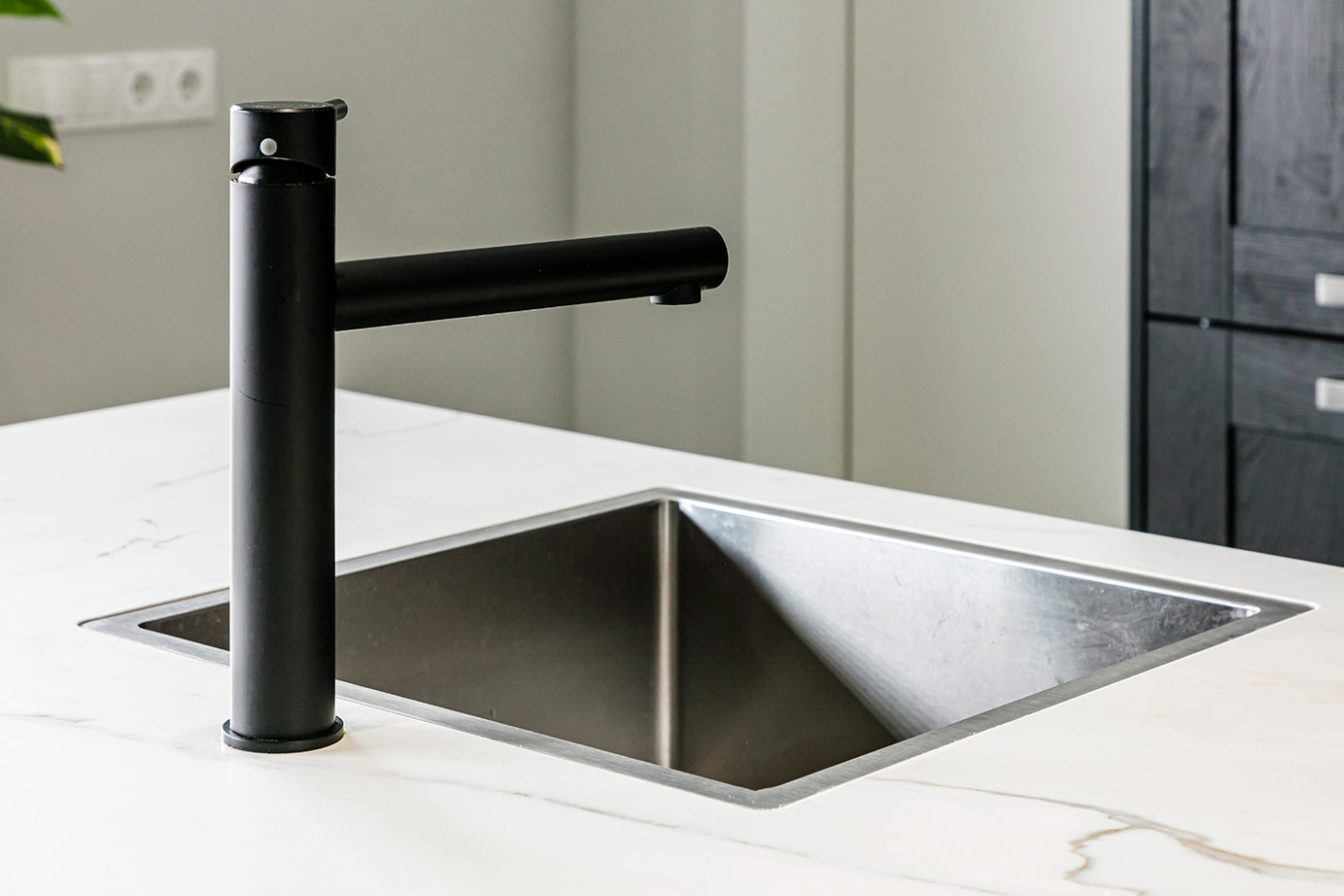 Zwart kookeiland Rijssen, matzwarte kraan