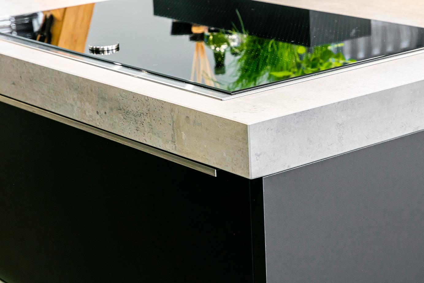 Zwarte keuken met eiland Hoogeveen, kookplaat, werkblad keramiek