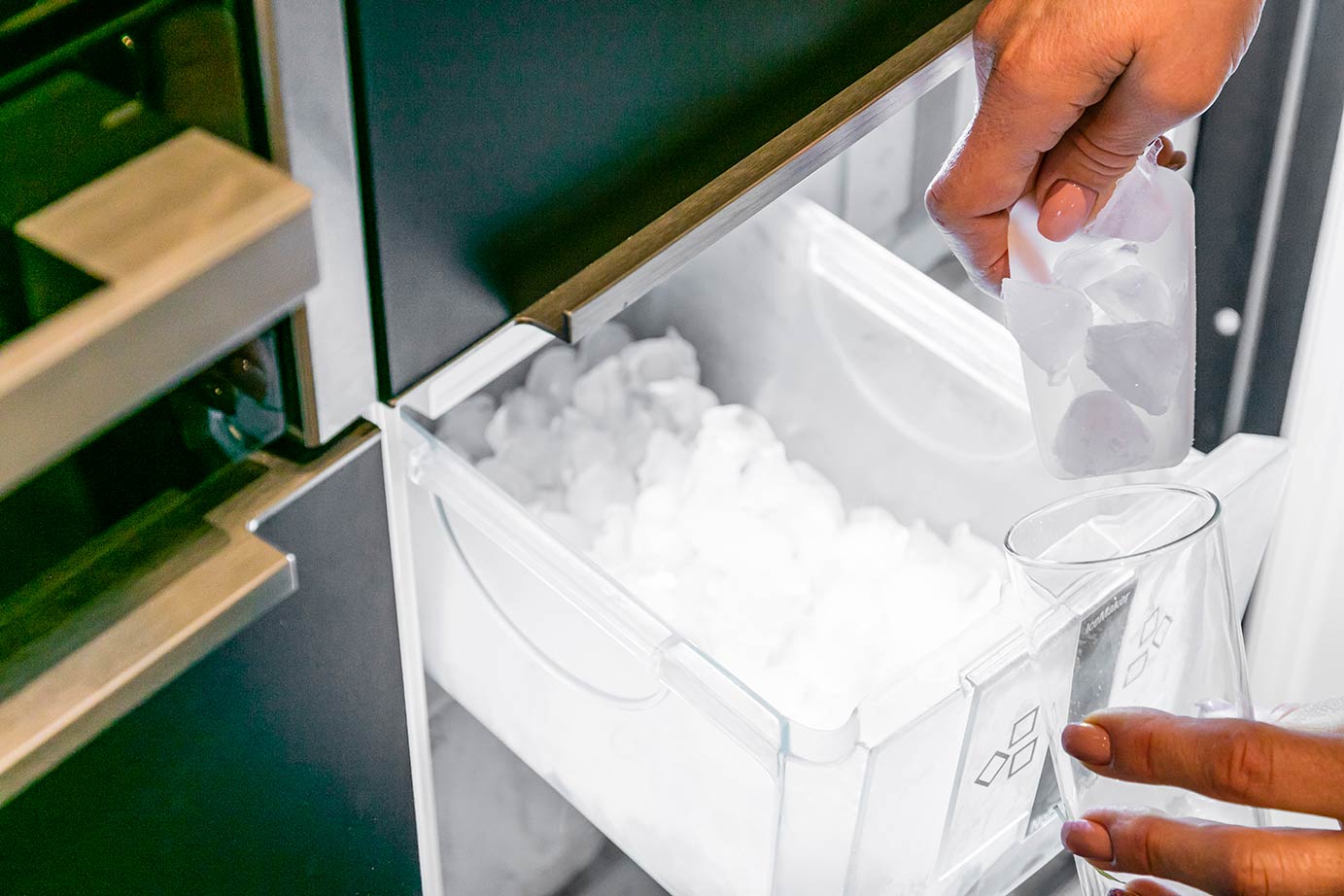 Zwarte keuken met eiland Hoogeveen, ijsblokjes