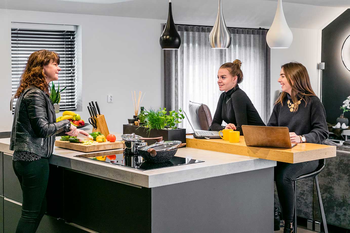 Zwarte keuken met eiland Hoogeveen