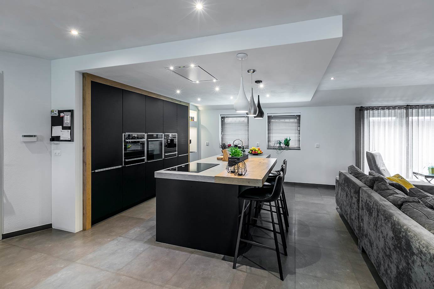 Zwarte keuken met eiland Hoogeveen