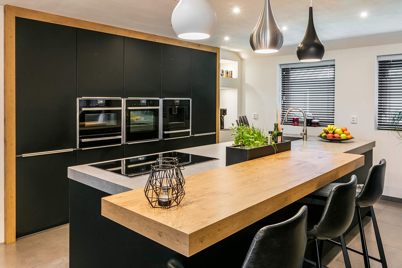 Zwarte keuken met eiland Hoogeveen