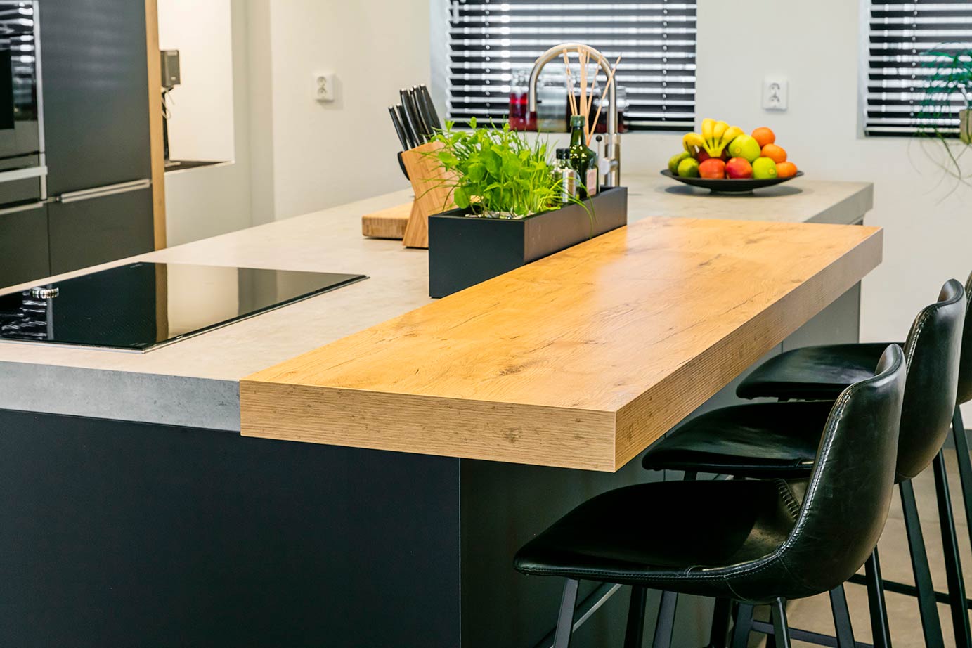 Zwarte keuken met eiland Hoogeveen