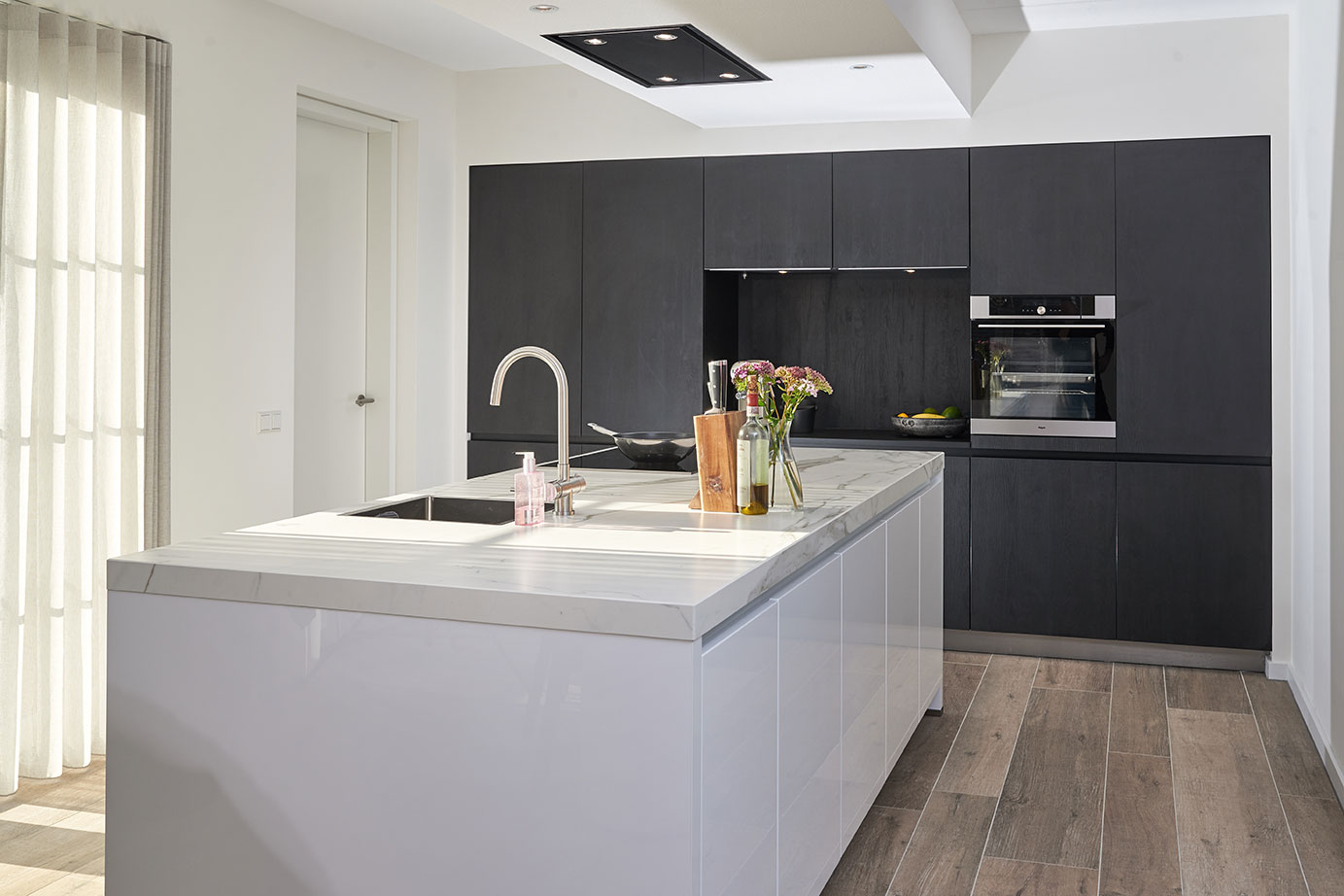 Hoogglans keuken met zwarte kastenwand van hout