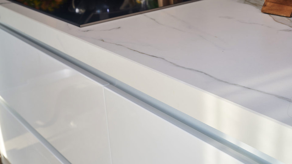 Hoogglans keuken met marmerlook aanrechtblad