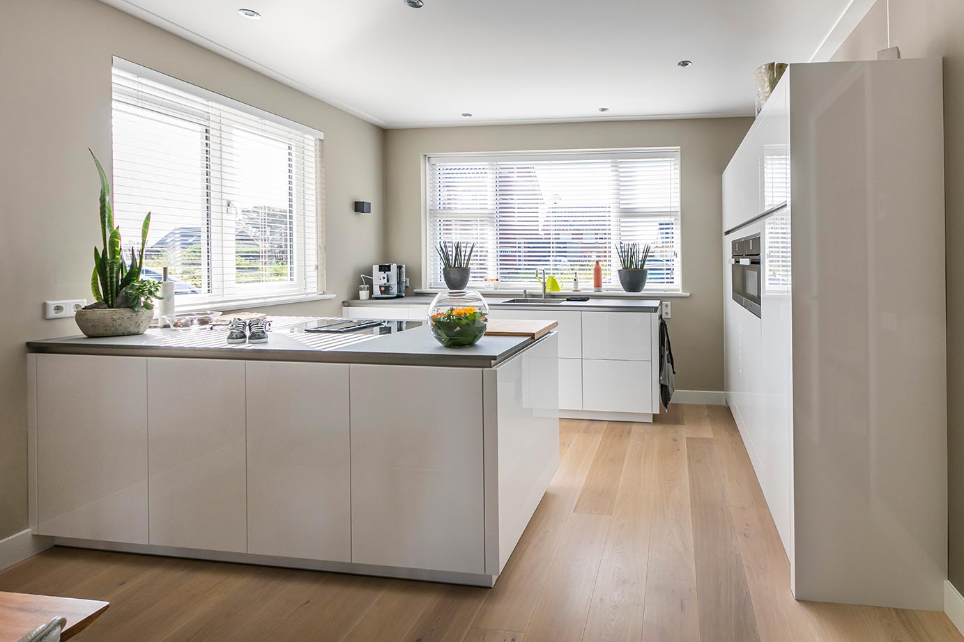 Hoogglans witte keuken met eiland