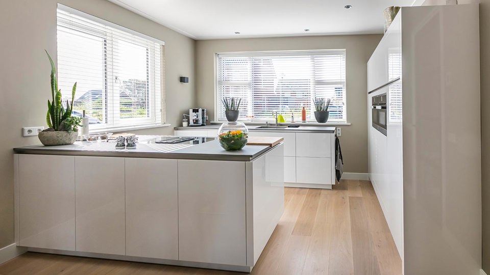 Hoogglans witte keuken met eiland