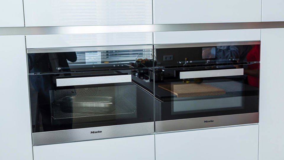 Hoogglans keuken met moderne apparatuur