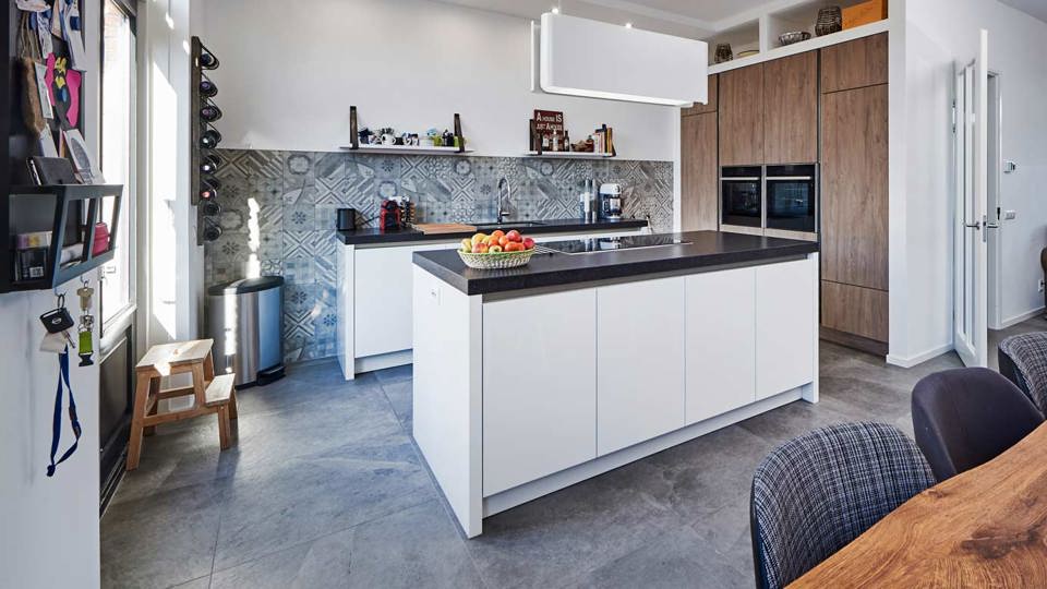 Keuken hoogglans wit met eiland en houten kastenwand