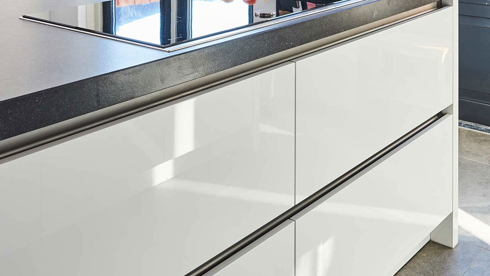 Hoogglans witte keuken greeploos