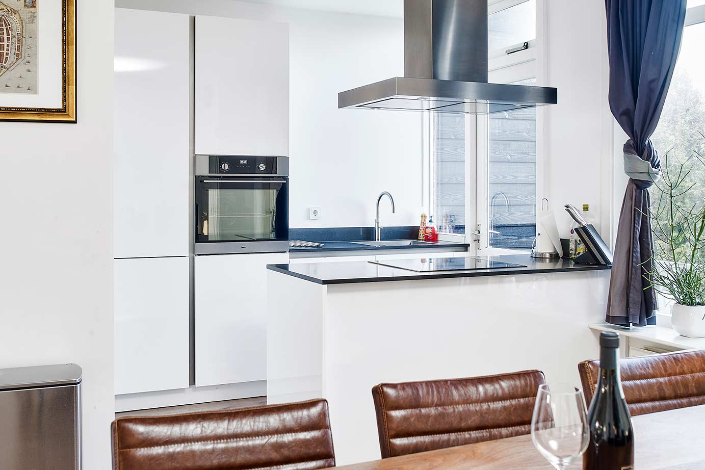 Hoogglans keuken met schiereiland