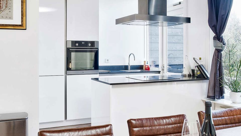 Hoogglans keuken met schiereiland