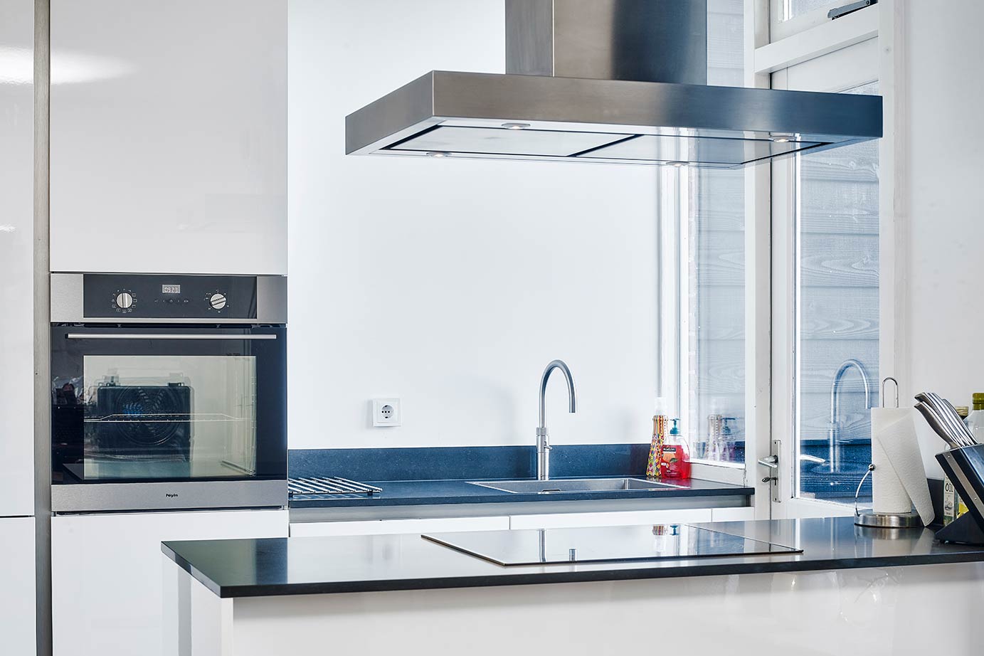 Hoogglans keuken Haarlem, inductiekookplaat en afzuigkap