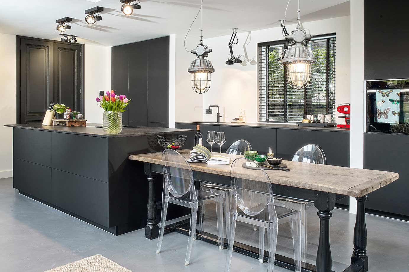Mat zwarte keuken met eiland Utrecht
