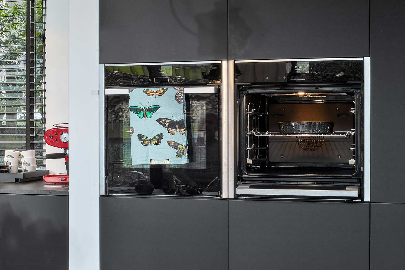 Mat zwarte keuken met eiland Utrecht, ovens