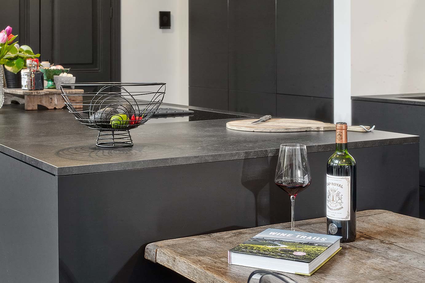 Mat zwarte keuken met eiland Utrecht, werkblad keramiek