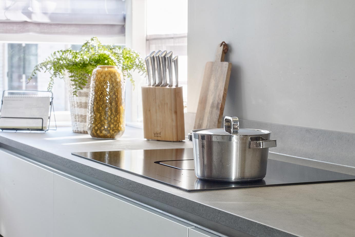 Industriële keuken Katwijk, inductiekookplaat met afzuigsysteem