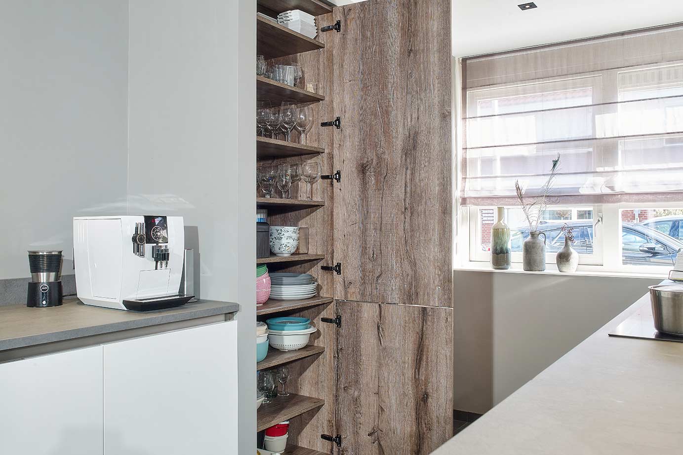 Industriële keuken Katwijk, houten kastenwand