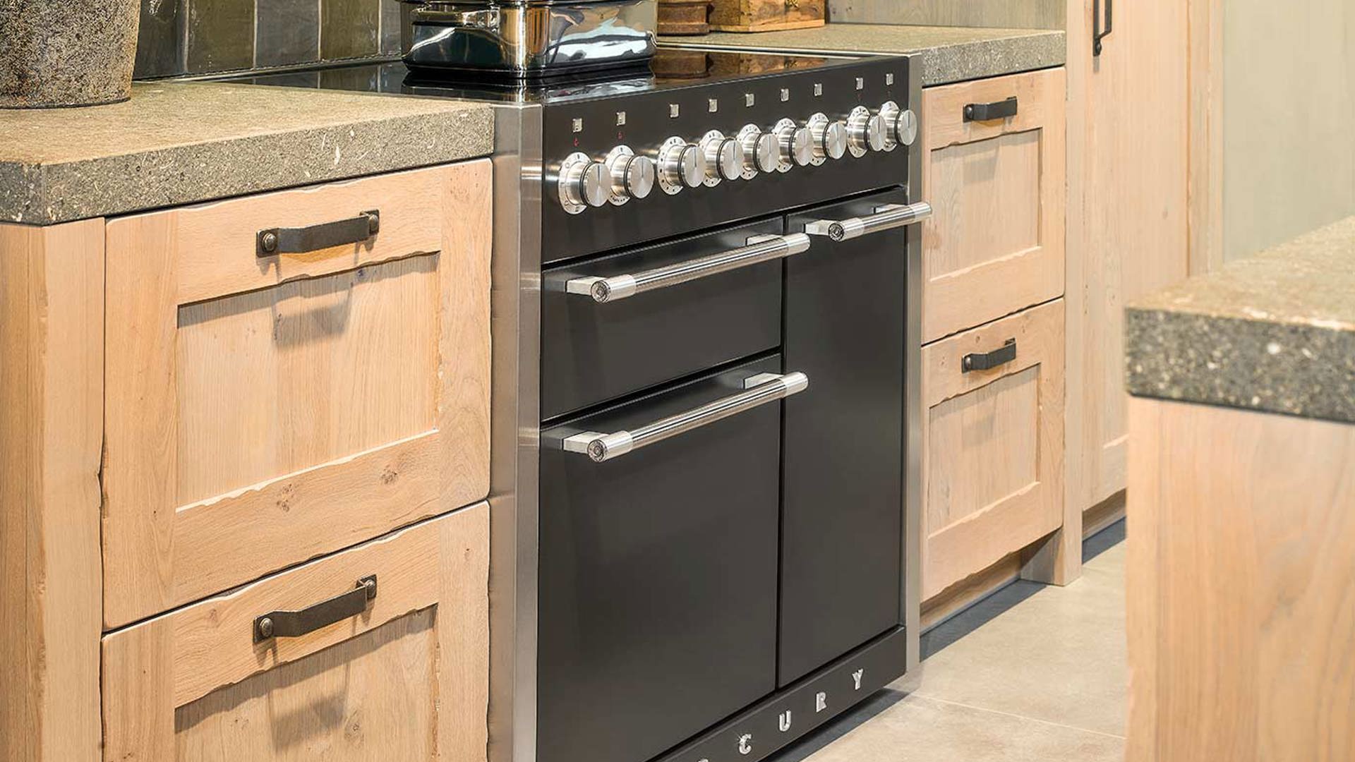 Massief eiken keuken, Falcon inductiefornuis