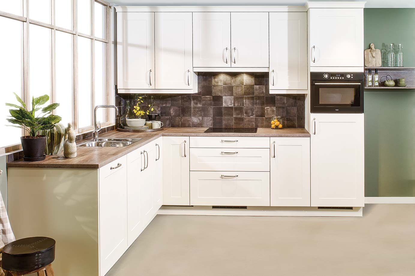 Tijdloze hoekkeuken wit met bovenkasten en patchwork tegeltjes achterwand