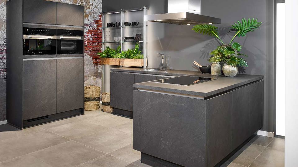 Industriële keuken met schiereiland, voorzien van greeploze fronten en luxe Miele apparatuur