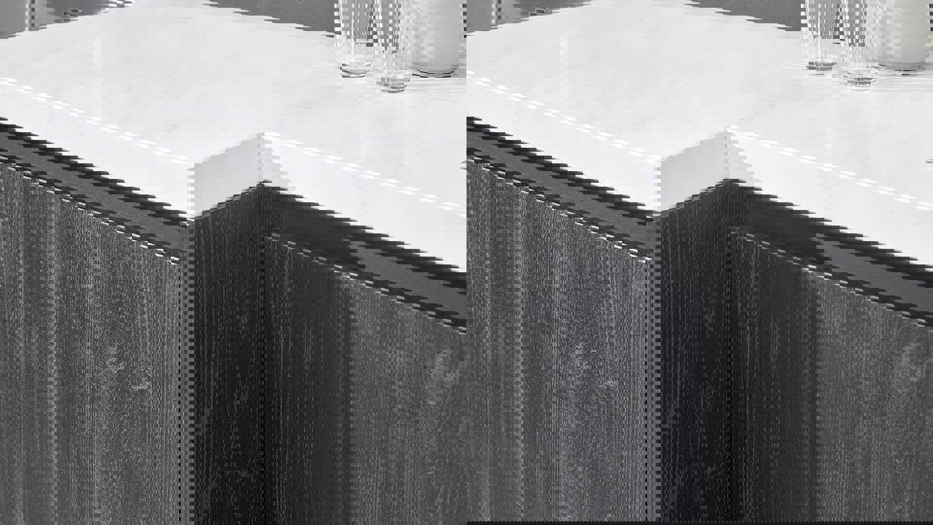 Zwarte houten keuken met creatief ontwerp als deze verspringing