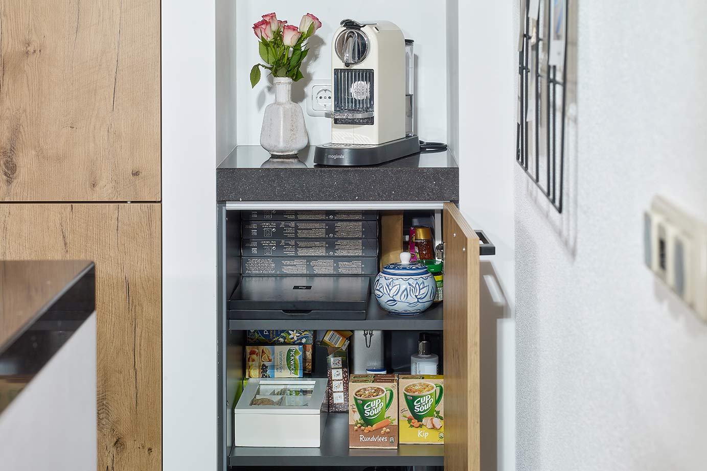 Landelijke keuken met eiland Hengelo, kast in nis