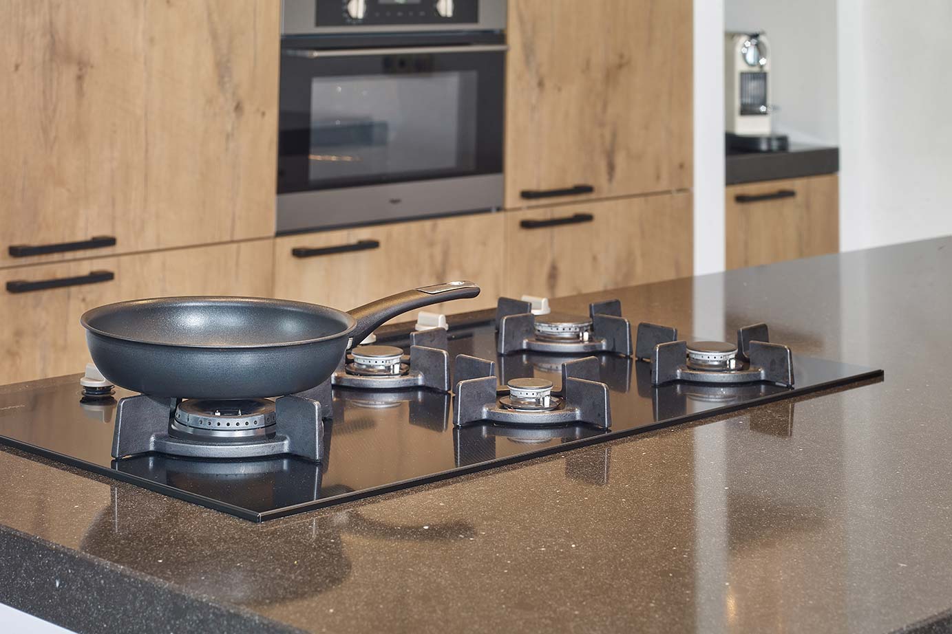 Landelijke keuken met eiland Hengelo, gas-op-glas kookplaat