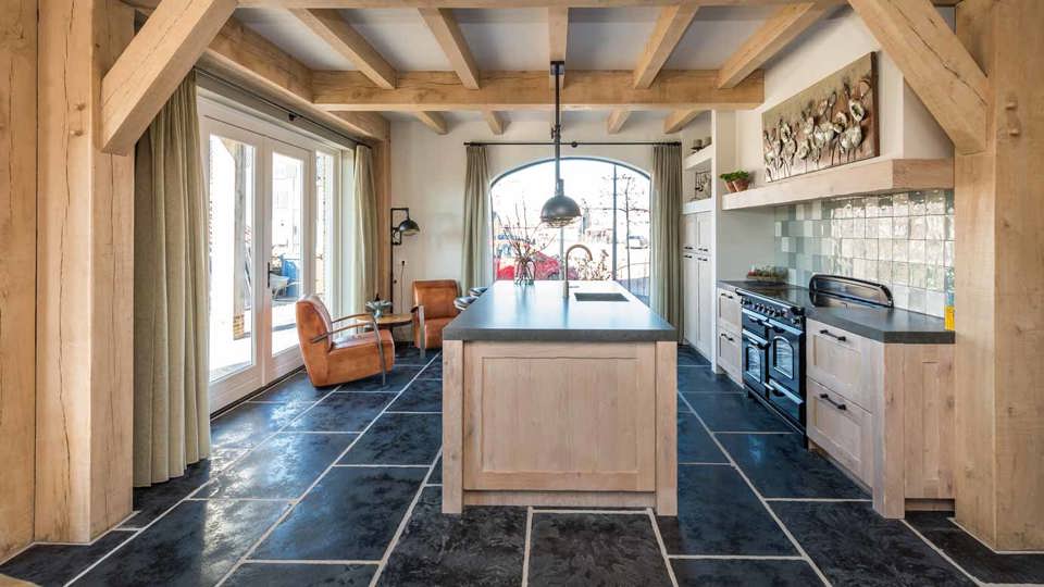 Landelijke houten keuken met eiland